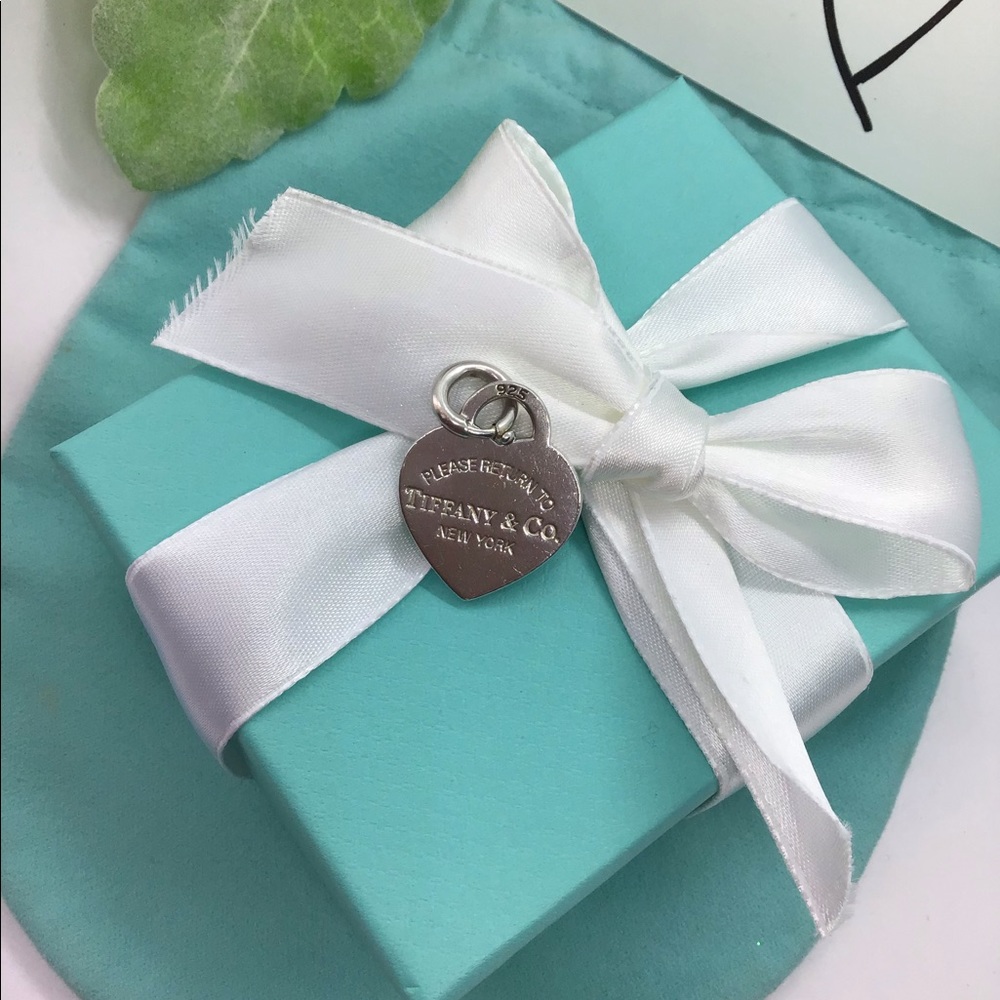 Tiffany charm‎